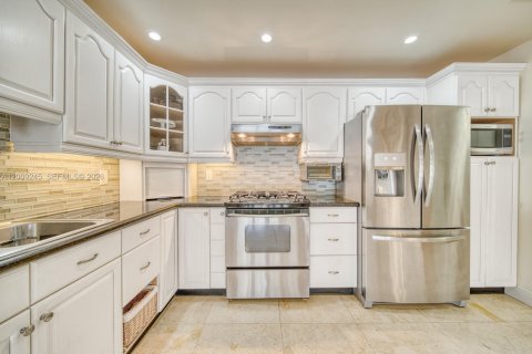 Casa en venta en Miami, Florida, 4 dormitorios № 2176604 - foto 15