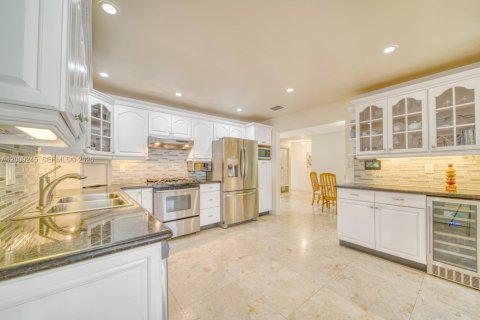 Casa en venta en Miami, Florida, 4 dormitorios № 2176604 - foto 18