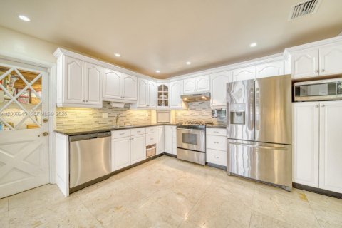 Casa en venta en Miami, Florida, 4 dormitorios № 2176604 - foto 16