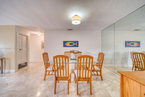 Casa en venta en Miami, Florida, 4 dormitorios № 2176604 - foto 30