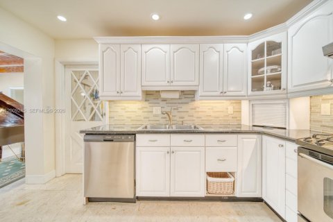 Casa en venta en Miami, Florida, 4 dormitorios № 2176604 - foto 17