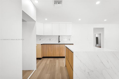 Immobilier commercial à vendre à Miami, Floride: 113.15 m2 № 1893556 - photo 27