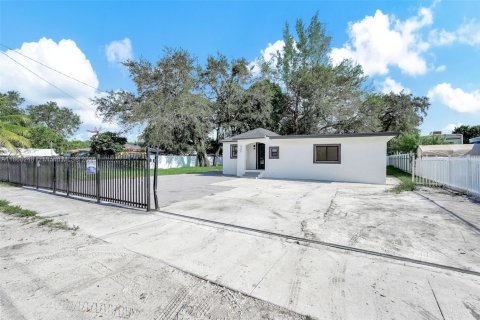 Immobilier commercial à vendre à Miami, Floride: 113.15 m2 № 1893556 - photo 1