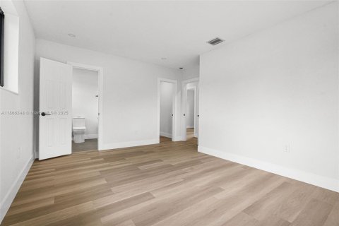 Immobilier commercial à vendre à Miami, Floride: 113.15 m2 № 1893556 - photo 8
