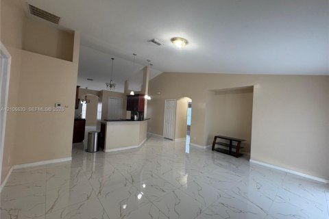 Villa ou maison à vendre à Cape Coral, Floride: 3 chambres, 152.27 m2 № 2422143 - photo 4