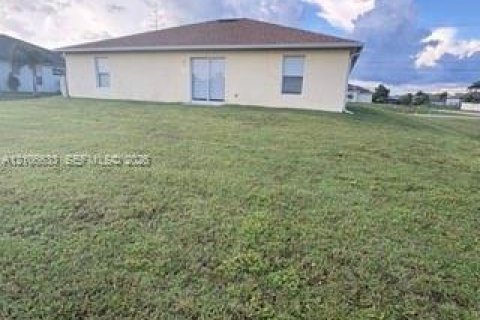 Villa ou maison à vendre à Cape Coral, Floride: 3 chambres, 152.27 m2 № 2422143 - photo 11