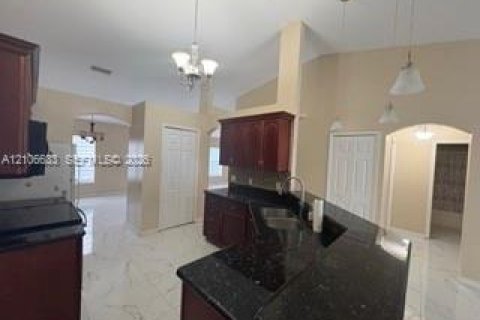 Villa ou maison à vendre à Cape Coral, Floride: 3 chambres, 152.27 m2 № 2422143 - photo 5