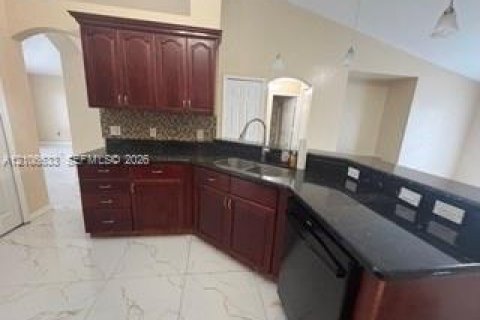 Villa ou maison à vendre à Cape Coral, Floride: 3 chambres, 152.27 m2 № 2422143 - photo 7