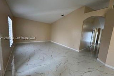 Villa ou maison à vendre à Cape Coral, Floride: 3 chambres, 152.27 m2 № 2422143 - photo 3