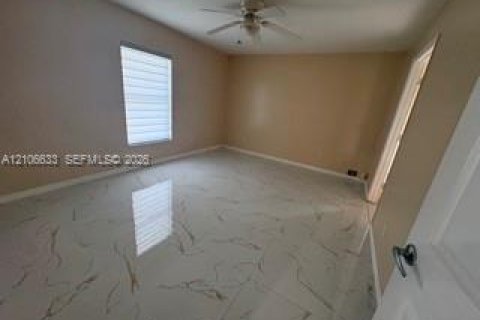 Villa ou maison à vendre à Cape Coral, Floride: 3 chambres, 152.27 m2 № 2422143 - photo 9