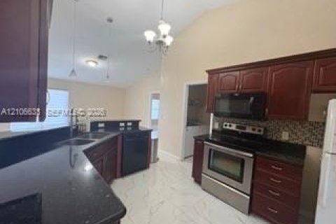 Villa ou maison à vendre à Cape Coral, Floride: 3 chambres, 152.27 m2 № 2422143 - photo 6