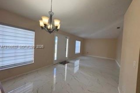 Villa ou maison à vendre à Cape Coral, Floride: 3 chambres, 152.27 m2 № 2422143 - photo 2