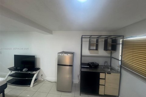 Commercial property in Opa-locka, Florida 1 bedroom, 148.55 sq.m. № 2002282