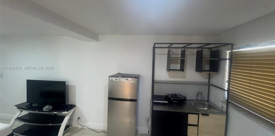 Commercial property in Opa-locka, Florida 1 bedroom, 148.55 sq.m. № 2002282