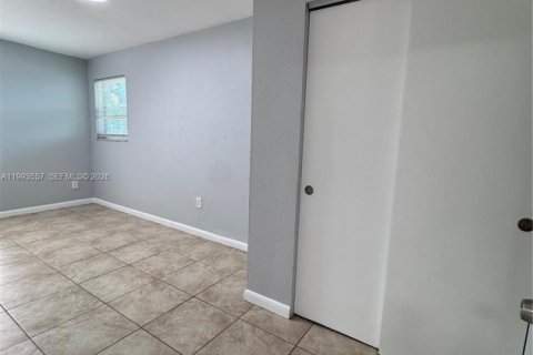House in Fort Lauderdale, Florida 3 bedrooms, 147.99 sq.m. № 2057245 - photo 15