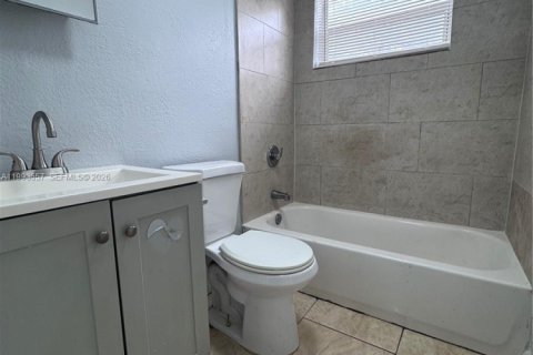House in Fort Lauderdale, Florida 3 bedrooms, 147.99 sq.m. № 2057245 - photo 10