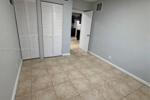 House in Fort Lauderdale, Florida 3 bedrooms, 147.99 sq.m. № 2057245 - photo 4
