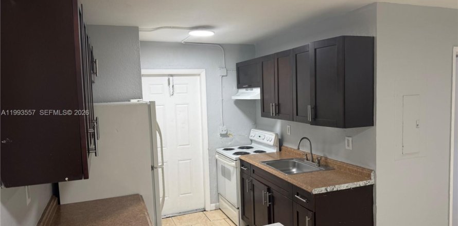 House in Fort Lauderdale, Florida 3 bedrooms, 147.99 sq.m. № 2057245