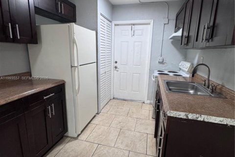 House in Fort Lauderdale, Florida 3 bedrooms, 147.99 sq.m. № 2057245 - photo 8