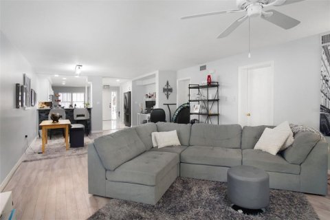 Condo in Palm Harbor, Florida, 2 bedrooms  № 1690359 - photo 13