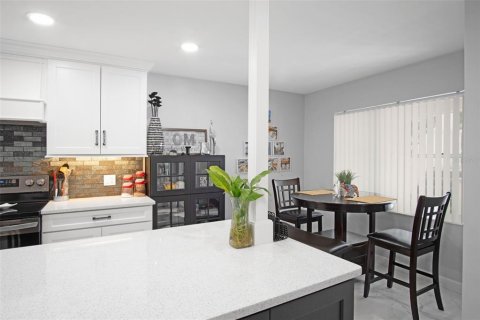 Condo in Palm Harbor, Florida, 2 bedrooms  № 1690359 - photo 11