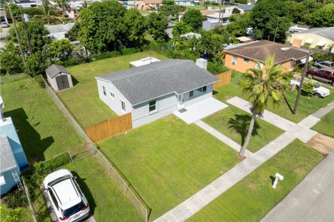 House in West Palm Beach, Florida 3 bedrooms, 86.96 sq.m. № 2429806