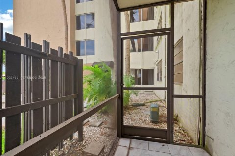 Condo in Miami, Florida, 2 bedrooms № 1986941 - photo 6