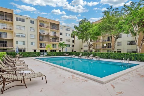 Condo in Miami, Florida, 2 bedrooms № 1986941 - photo 4