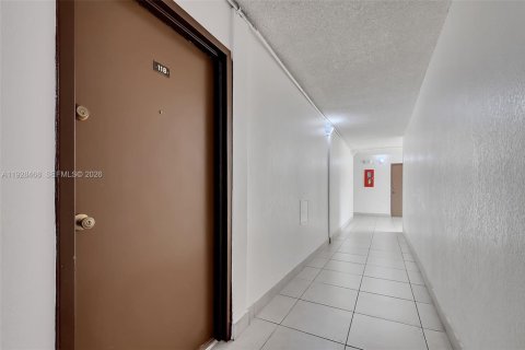Condo in Miami, Florida, 2 bedrooms № 1986941 - photo 23