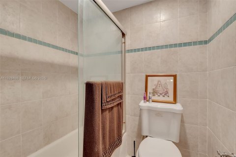 Condo in Miami, Florida, 2 bedrooms № 1986941 - photo 15