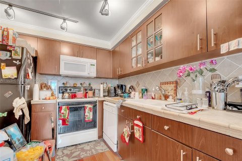 Condo in Miami, Florida, 2 bedrooms № 1986941 - photo 9