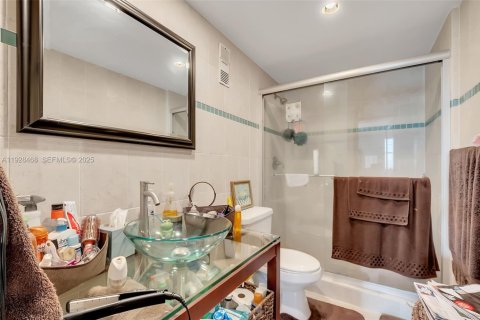 Condo in Miami, Florida, 2 bedrooms № 1986941 - photo 11
