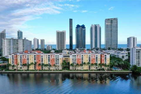 Condo in Sunny Isles Beach, Florida, 3 bedrooms  № 2007896 - photo 17