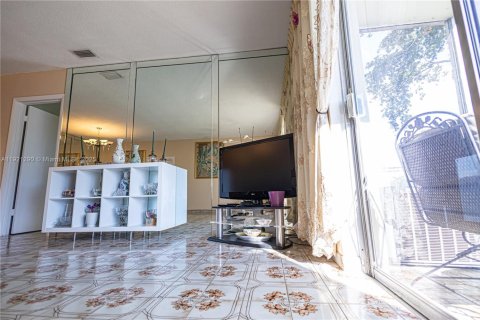 Condominio en alquiler en Miami, Florida, 1 dormitorio, 82.03 m2 № 1974130 - foto 8