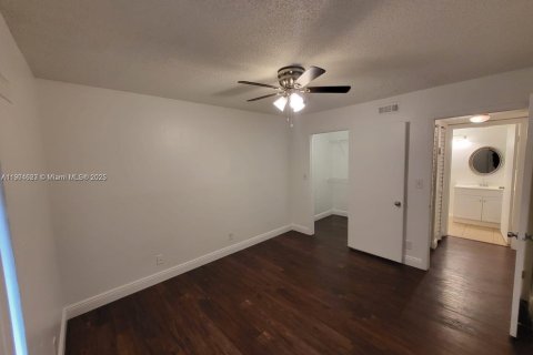 Condo in Tamarac, Florida, 2 bedrooms  № 1955124 - photo 13