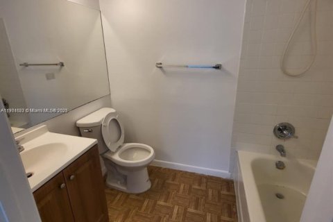 Condo in Tamarac, Florida, 2 bedrooms  № 1955124 - photo 17