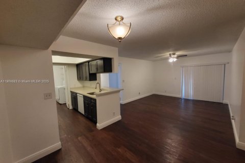 Condo in Tamarac, Florida, 2 bedrooms  № 1955124 - photo 3