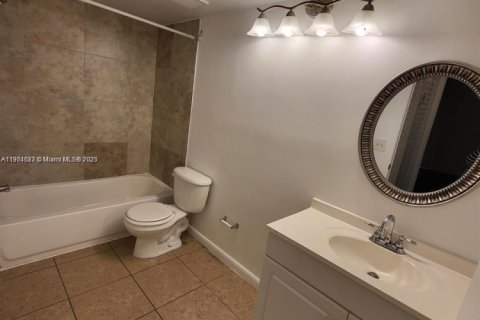 Condo in Tamarac, Florida, 2 bedrooms  № 1955124 - photo 18