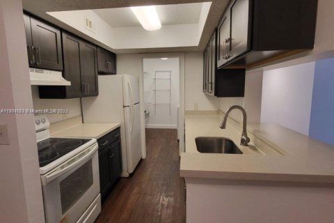 Condo in Tamarac, Florida, 2 bedrooms  № 1955124 - photo 4