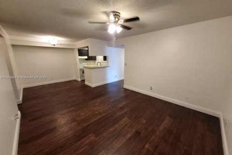 Condo in Tamarac, Florida, 2 bedrooms  № 1955124 - photo 1