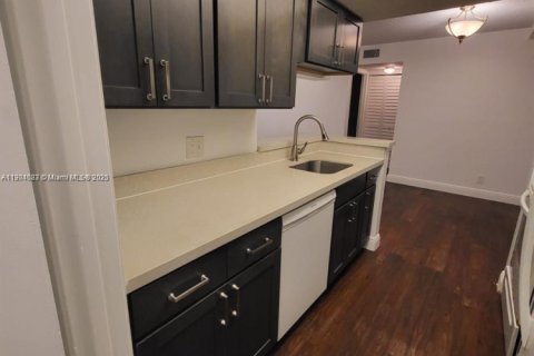 Condo in Tamarac, Florida, 2 bedrooms  № 1955124 - photo 12