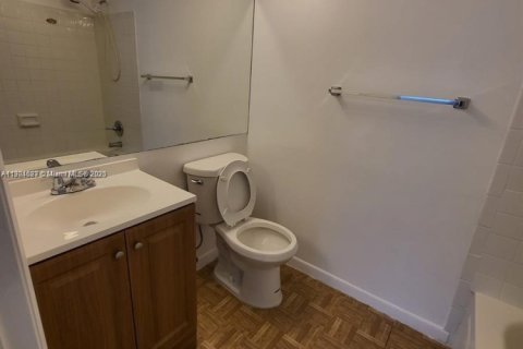 Condo in Tamarac, Florida, 2 bedrooms  № 1955124 - photo 19