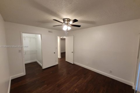 Condo in Tamarac, Florida, 2 bedrooms  № 1955124 - photo 9