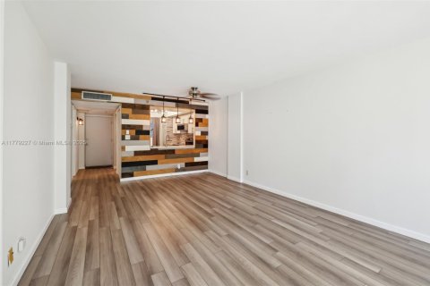 Condo in Oakland Park, Florida, 1 bedroom  № 1726884 - photo 7
