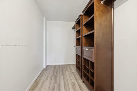 Condo in Oakland Park, Florida, 1 bedroom  № 1726884 - photo 18