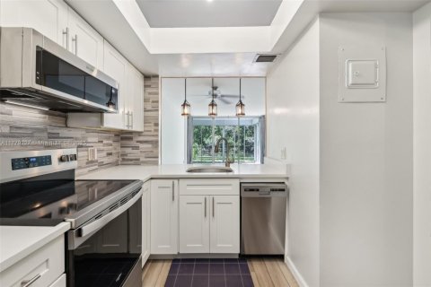 Condo in Oakland Park, Florida, 1 bedroom  № 1726884 - photo 11