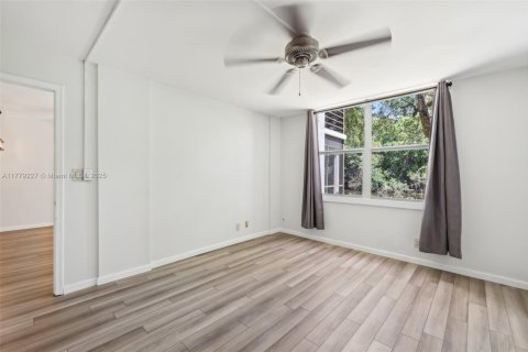 Condo in Oakland Park, Florida, 1 bedroom  № 1726884 - photo 14