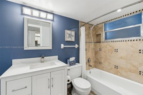 Condo in Oakland Park, Florida, 1 bedroom  № 1726884 - photo 20