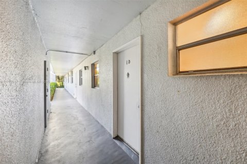 Condo in Oakland Park, Florida, 1 bedroom  № 1726884 - photo 2