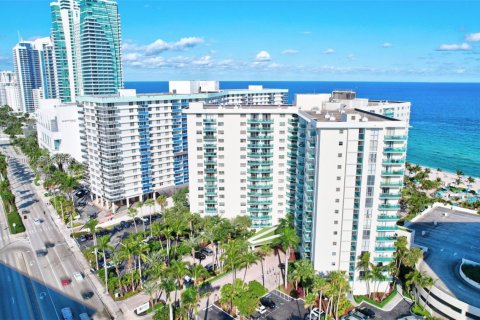 Condominio en venta en Hollywood, Florida, 1 dormitorio, 81.2 m2 № 1699367 - foto 1